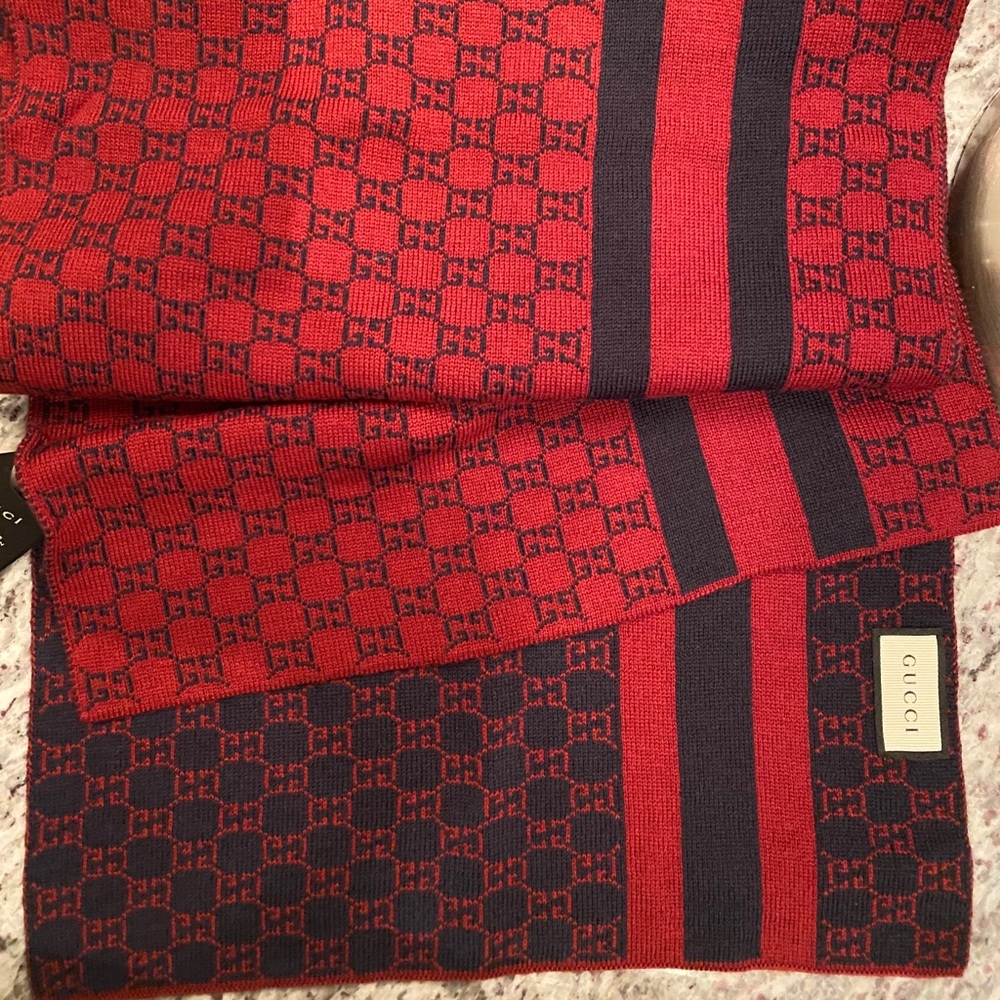 Gucci reversible scarf 🧣